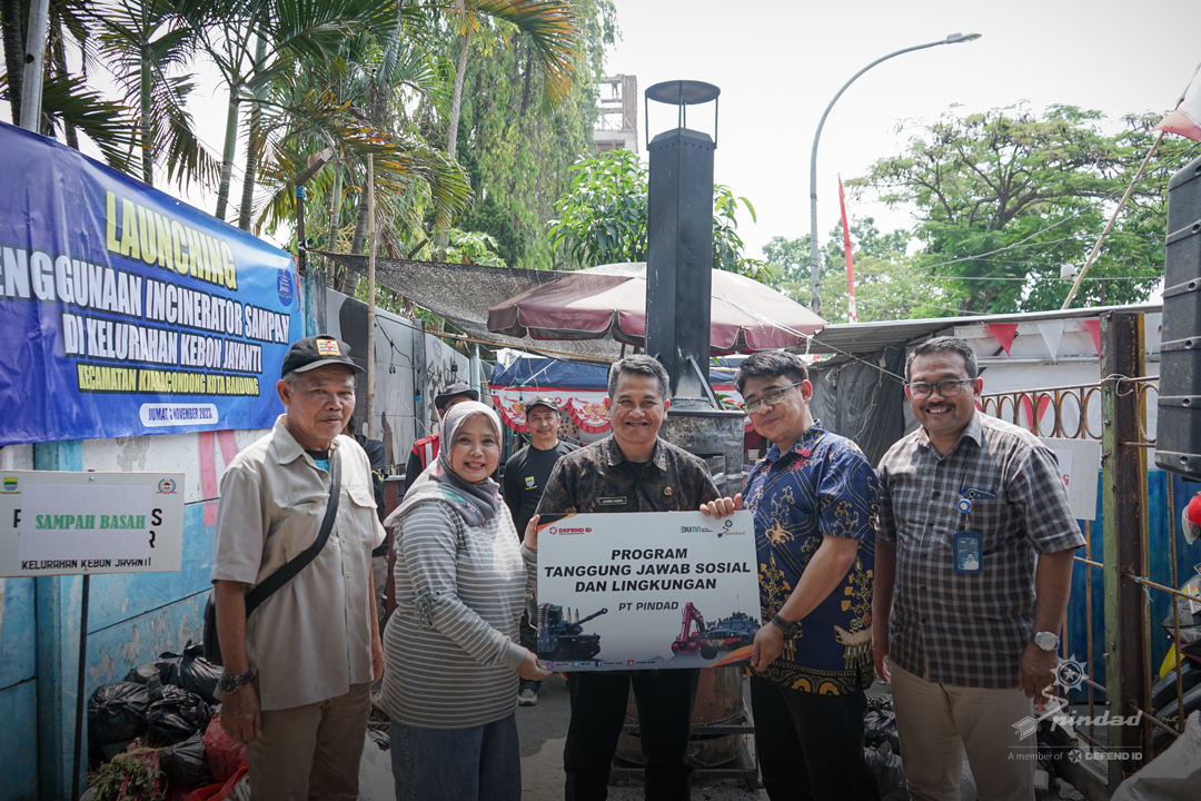 PT Pindad Serahkan Bantuan Alat Pemusnah Sampah Smokeless kepada Kelurahan Kebon Jayanti