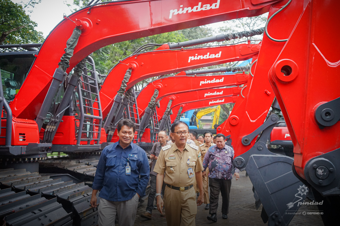 Bupati Pesisir Barat Kunjungi PT Pindad, Tertarik dengan Produk Alat Berat