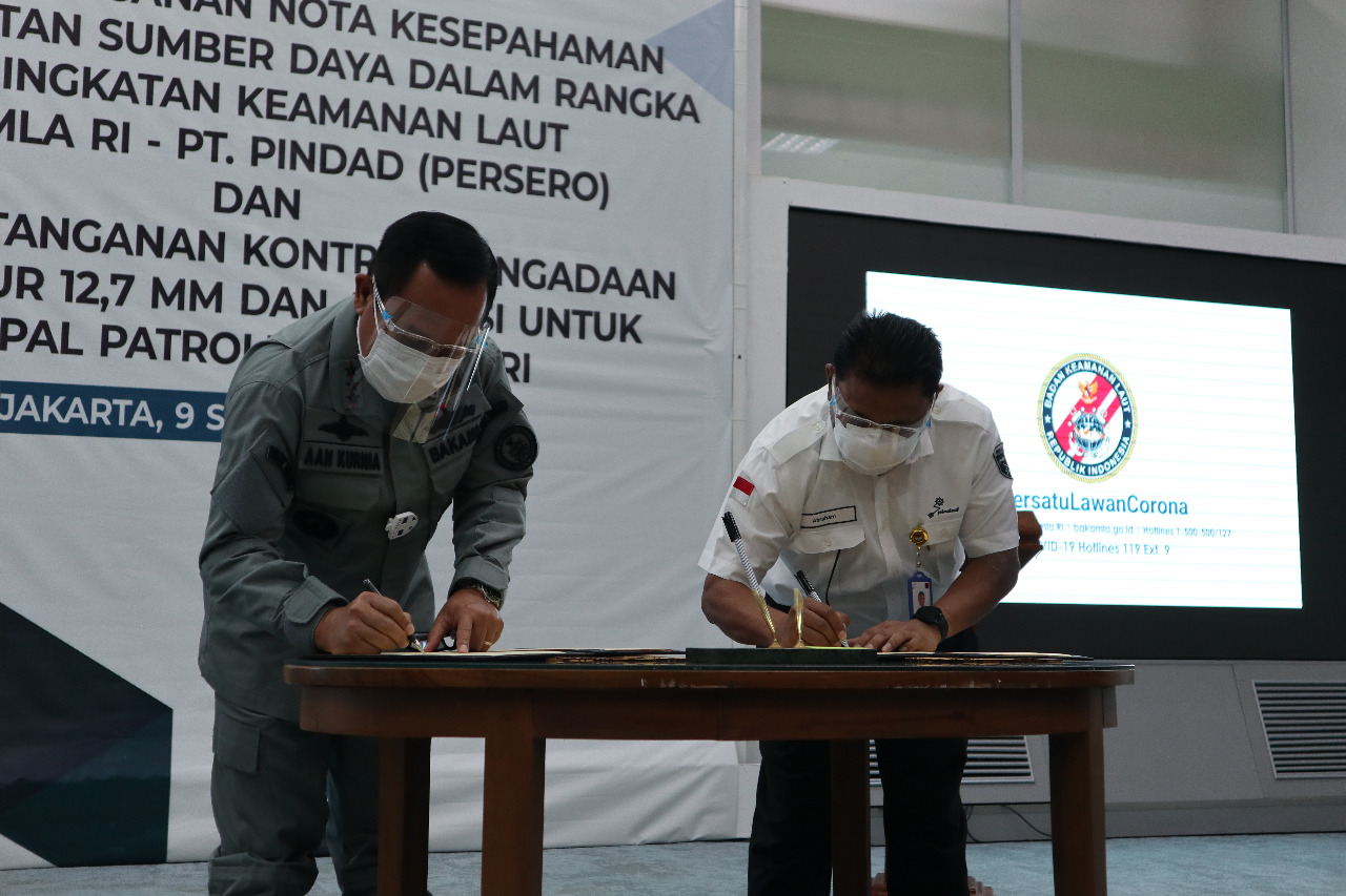 Pindad Tandatangani Kontrak Pengadaan Senjata dan Munisi Serta Nota Kesepahaman Pemanfaatan Sumber Daya Dalam Rangka Peningkatan Keamanan Laut Bakamla RI