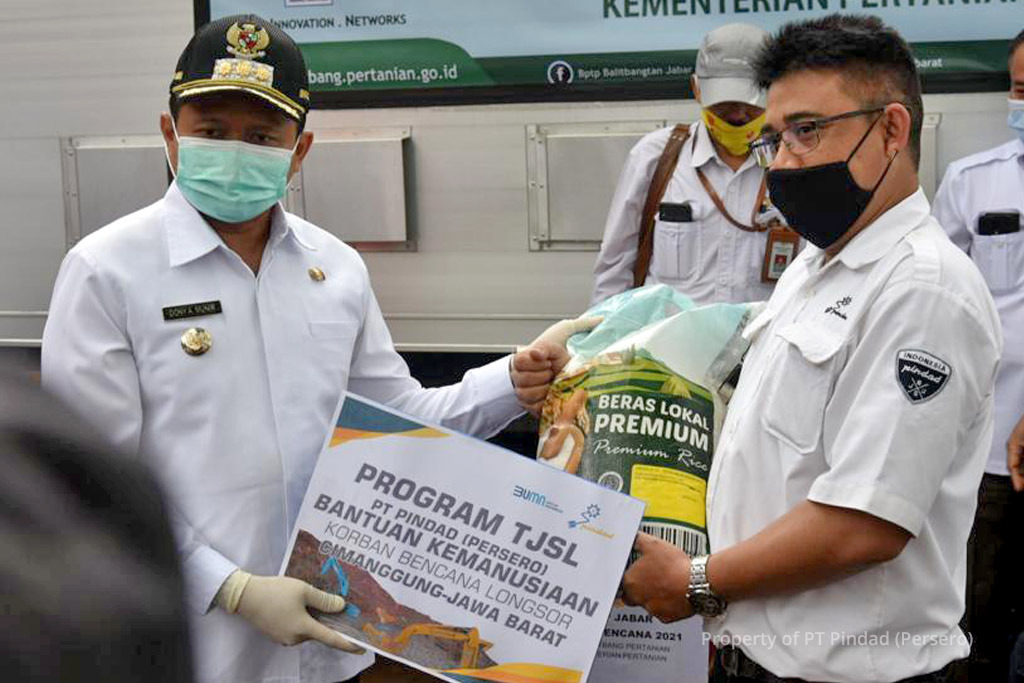 Pindad Serahkan Bantuan Korban Longsor Cimanggung Kepada Bupati Sumedang