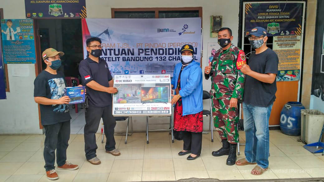 Dukung Pembelajaran Jarak Jauh, Pindad Serahkan Bantuan  Sarana Pendidikan TV Satelit