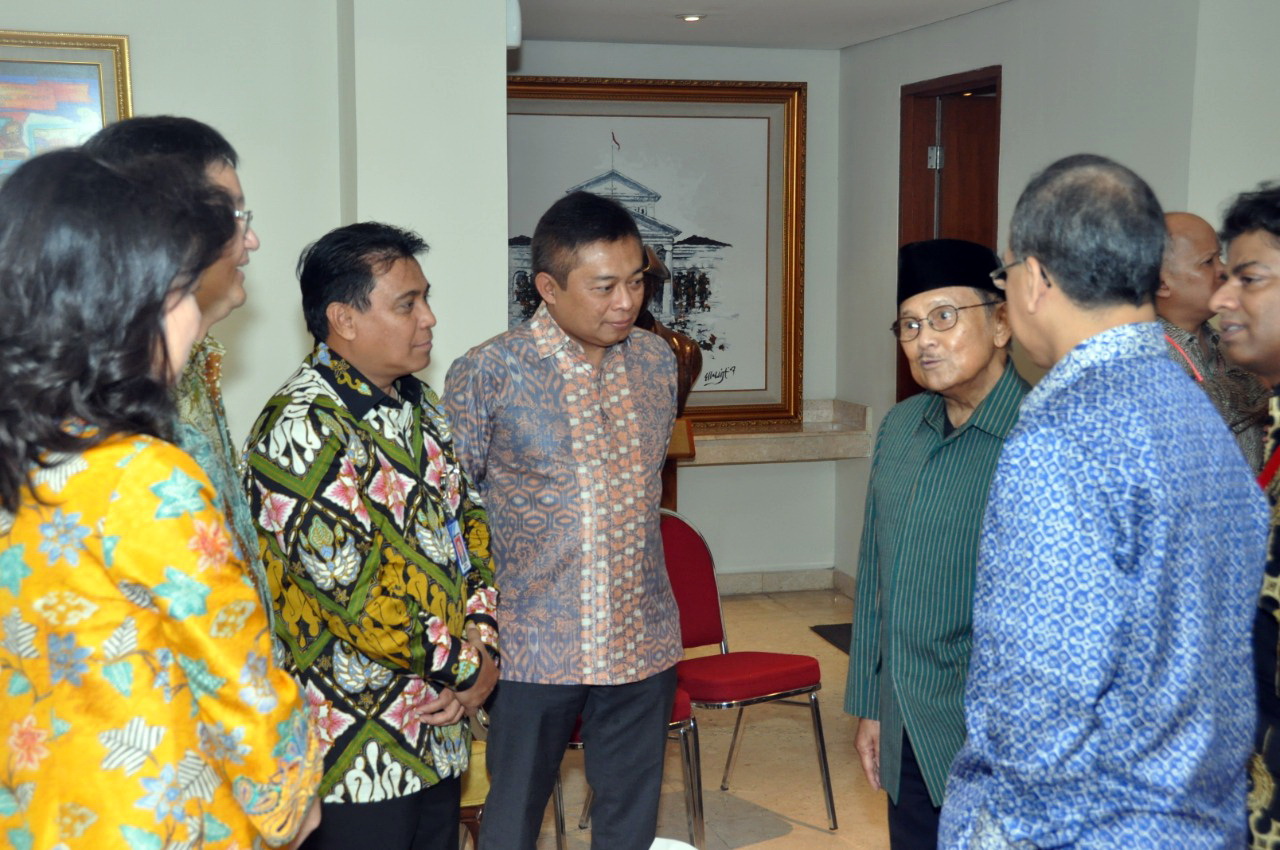 BJ Habibie Sosok Yang Berjasa Besar Dalam Pengembangan Industri Strategis Bidang Pertahanan