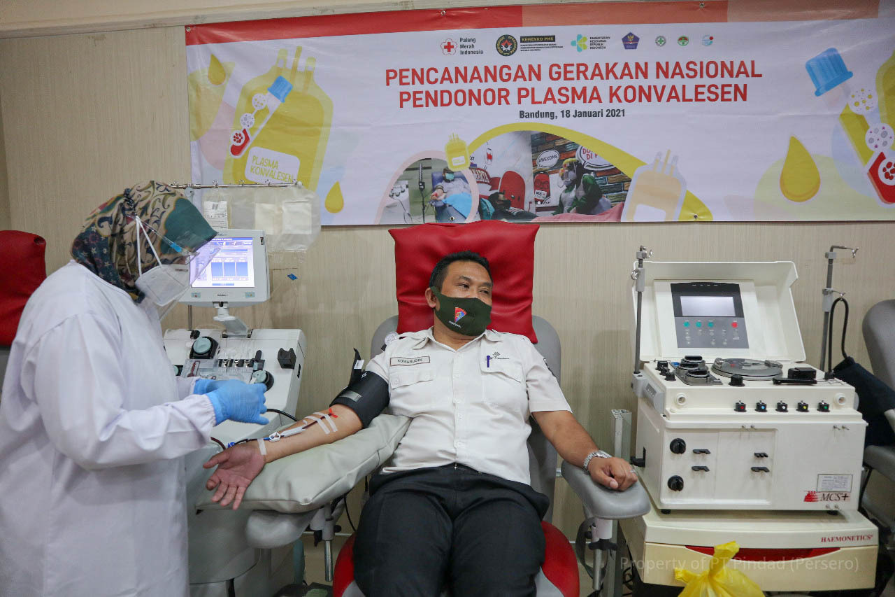 Dukung Gerakan BUMN, Karyawan Pindad Donor Plasma Konvalesen di PMI Kota Bandung