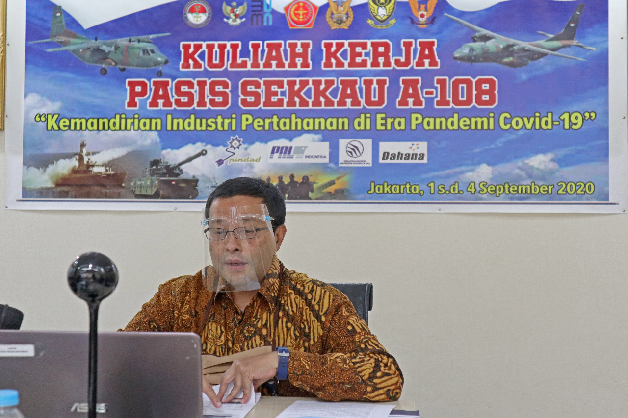 Dirtek Pindad Paparkan Kemandirian Industri Pertahanan kepada Peserta Kuliah Kerja SEKKAU