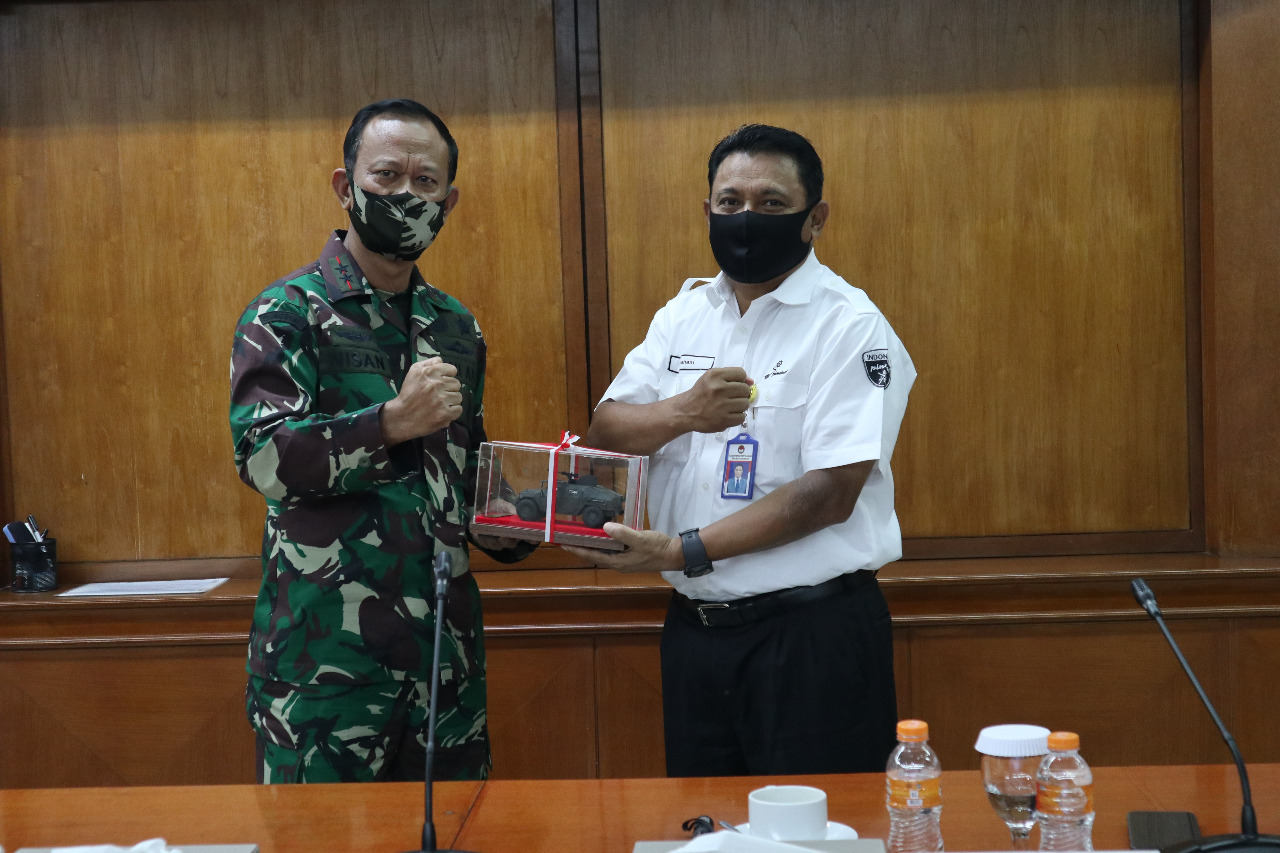Danpussenarhanud Beserta  Jajaran Kunjungi Pindad Tinjau Fasilitas Produksi