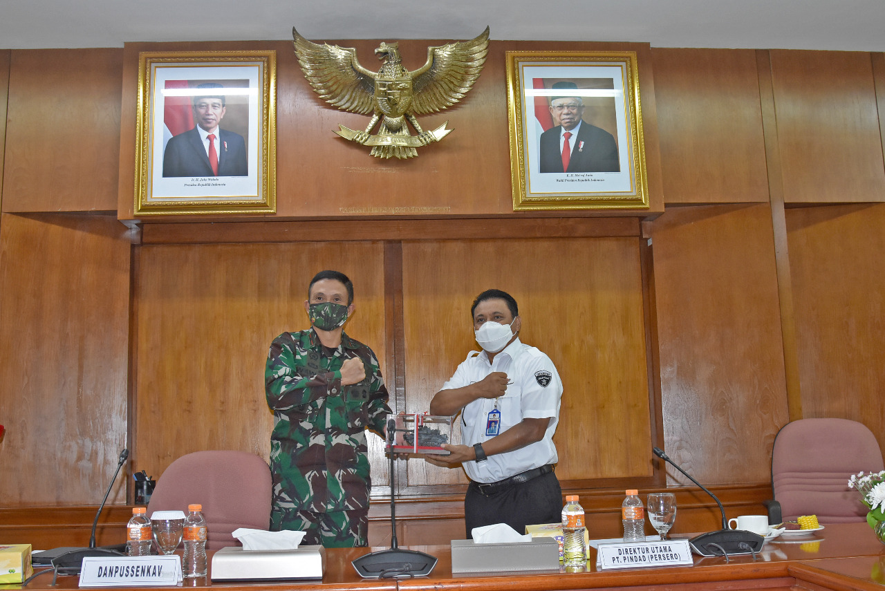 Danpussenkav Tinjau Kesiapan Pindad Dalam Mendukung Kebutuhan Pussenkav