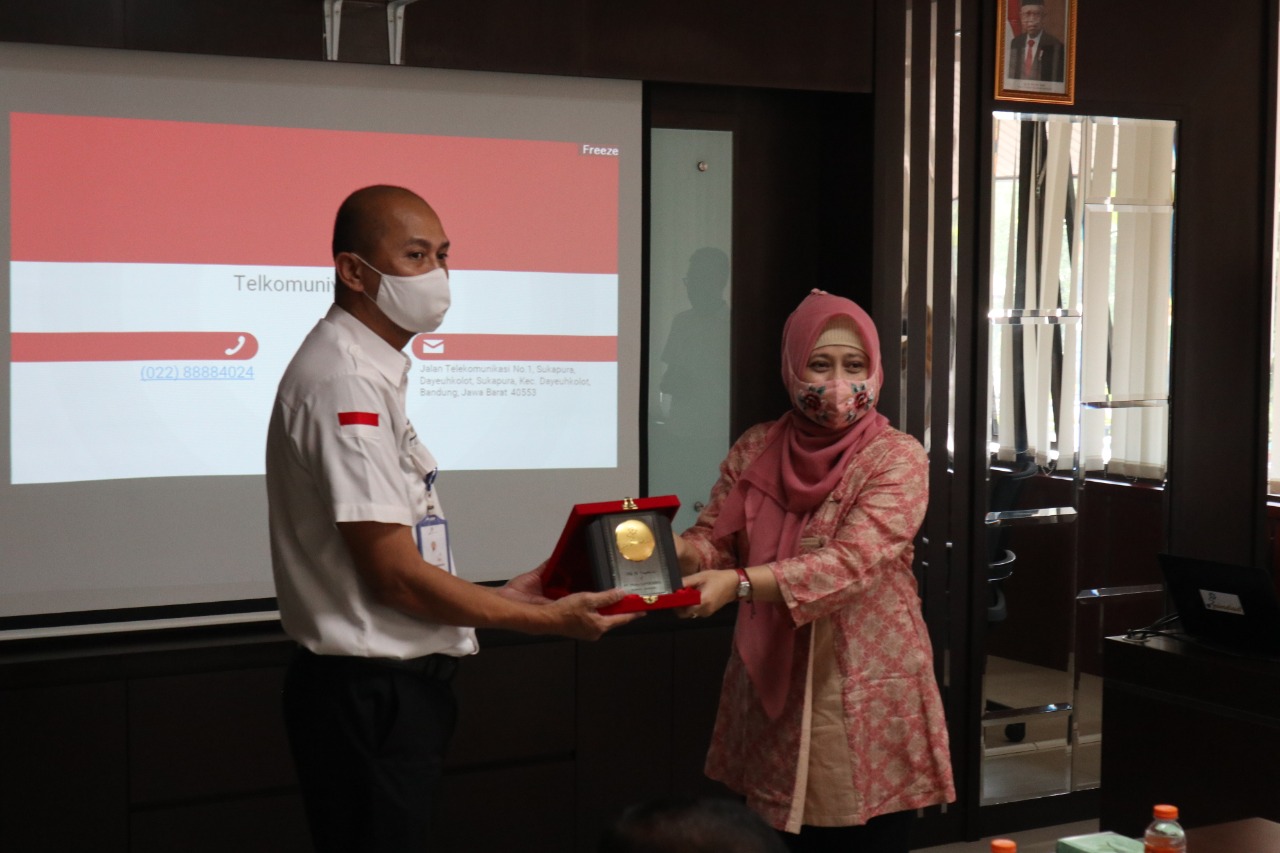 Kunjungan Dekan Fakultas Industri Kreatif Tel-U Membahas Tindaklanjut Kerja Sama dengan Pindad