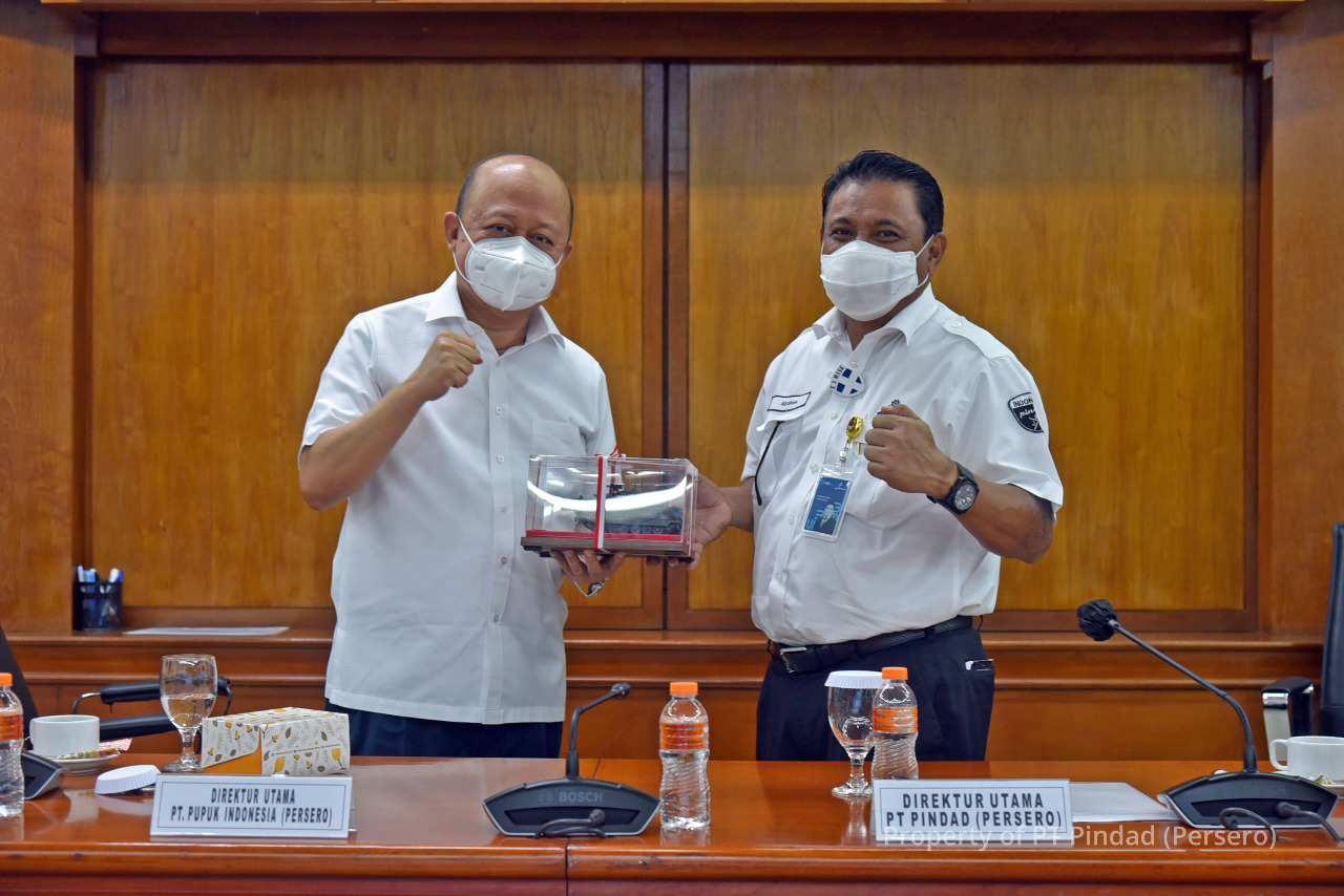 Jajaki Sinergi BUMN Mekanisasi Pertanian & Produk Industrial, Dirut Pupuk Indonesia Kunjungi Pindad