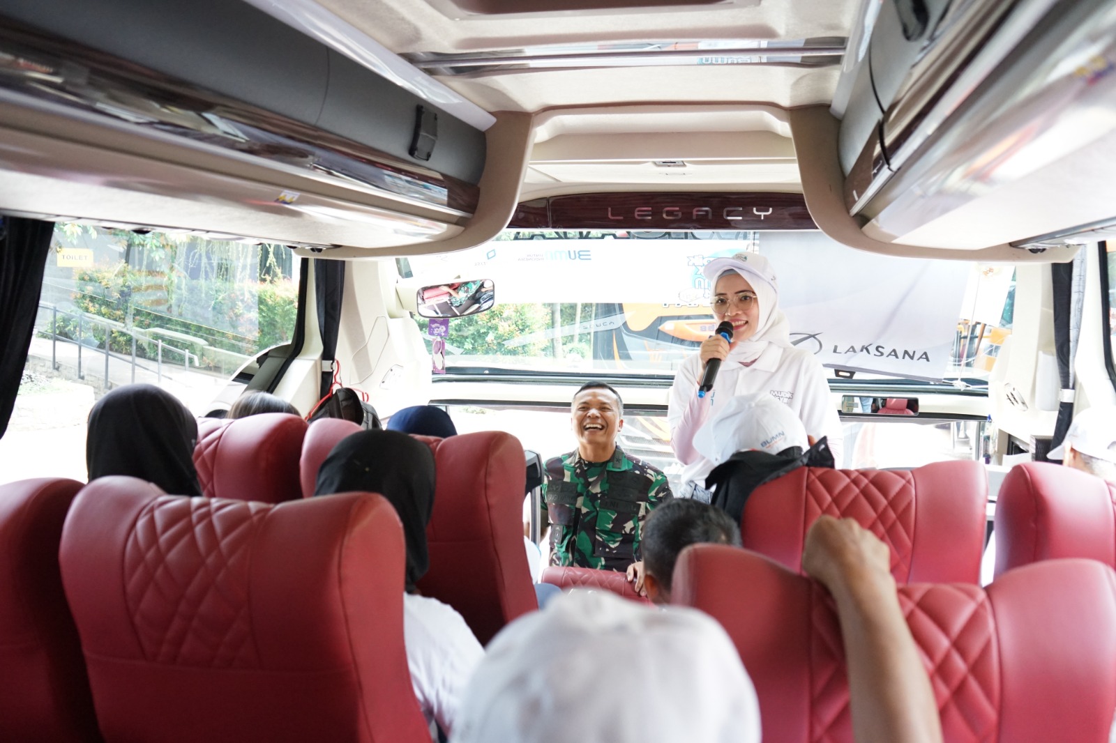 Mudik Asyik Bersama BUMN 2024, Pindad Lepas 150 Pemudik dari Gedung Sate ke Yogyakarta dan Solo