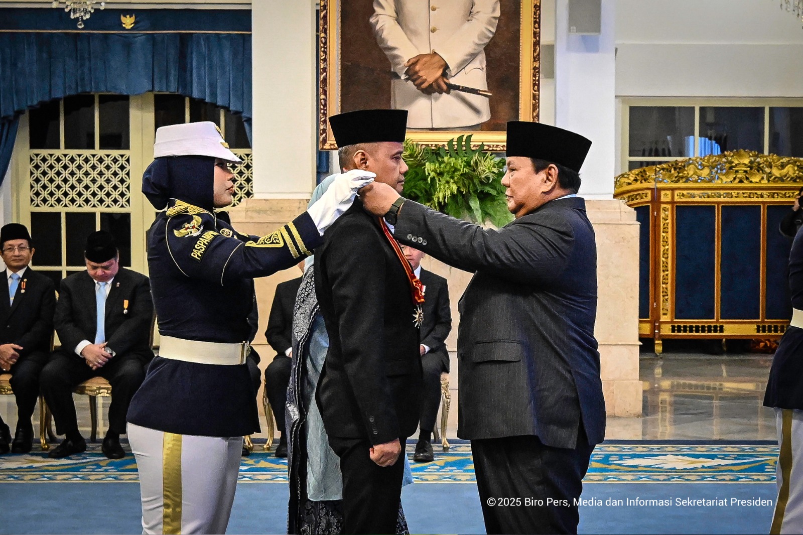 Presiden Prabowo Anugerahkan Tanda Kehormatan Bintang Mahaputera Utama Kepada Dirut Pindad