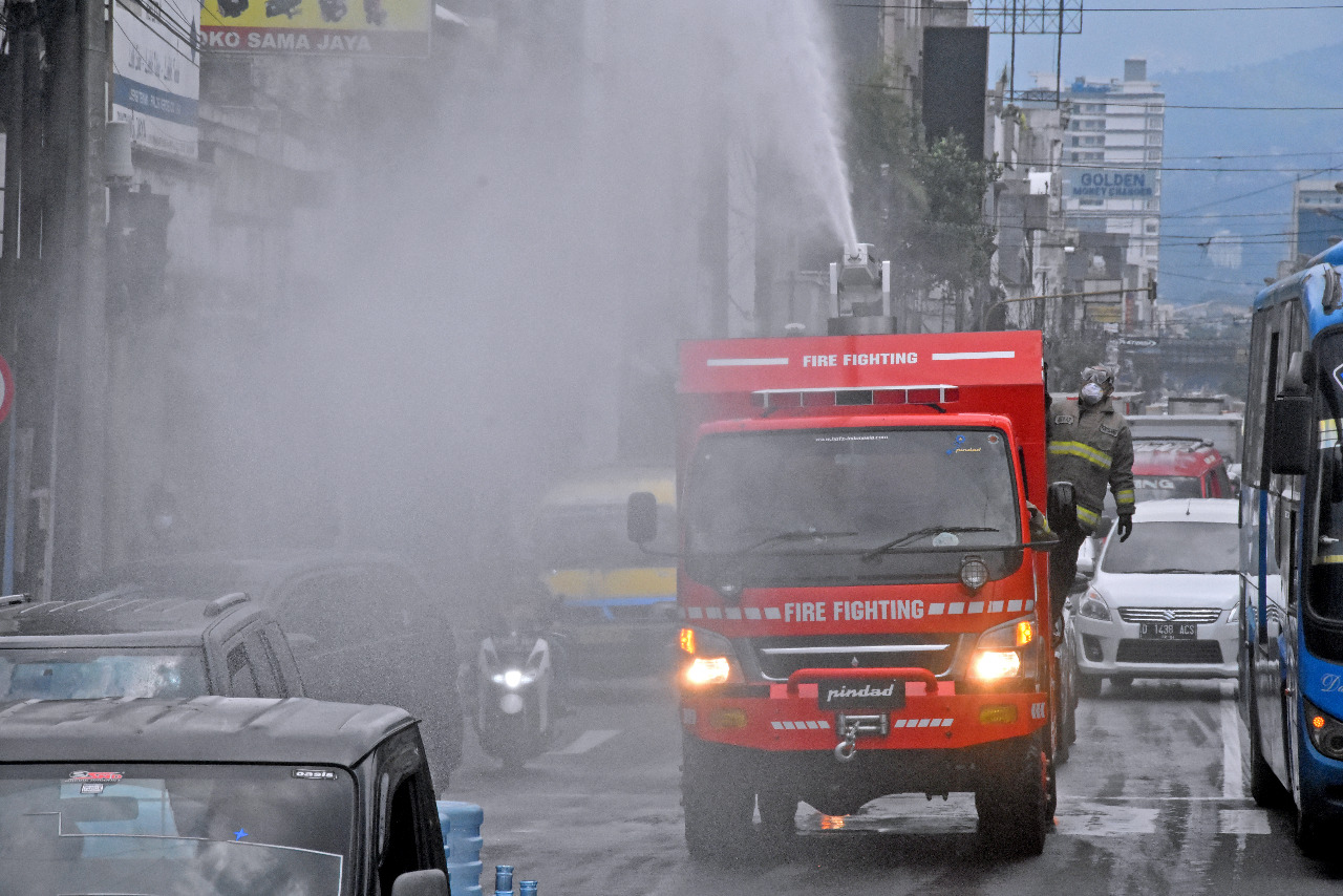 Pindad Dan Dinas Kebakaran Bekerjasama Semprot Disinfektan Di Kota Bandung