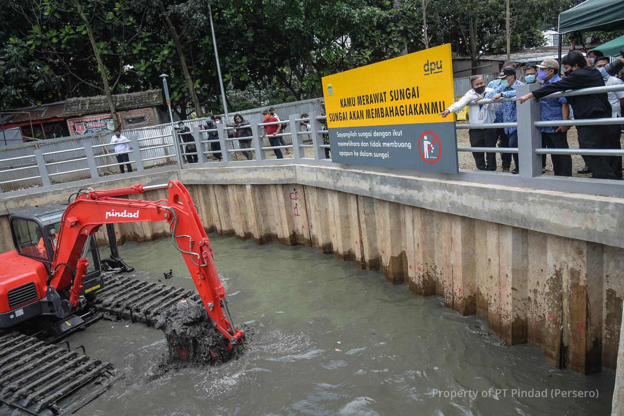 Walikota Bandung Tinjau Mini Ekskavator Amphibious Terbaru Pindad Di Kolam Retensi Gedebage