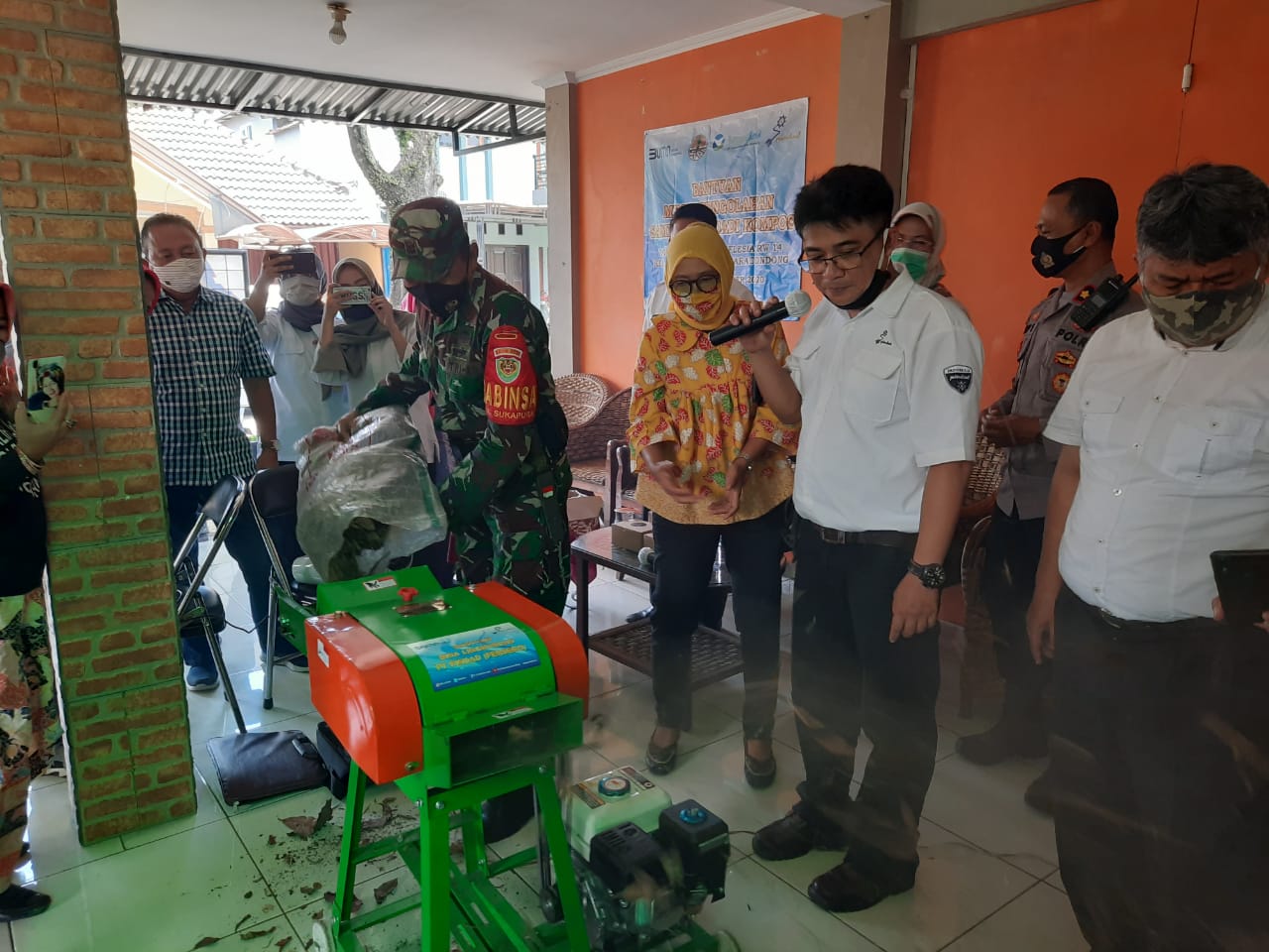 Pindad Berikan Bantuan Mesin Pengolah Sampah Menjadi Kompos Kepada Warga Sukapura