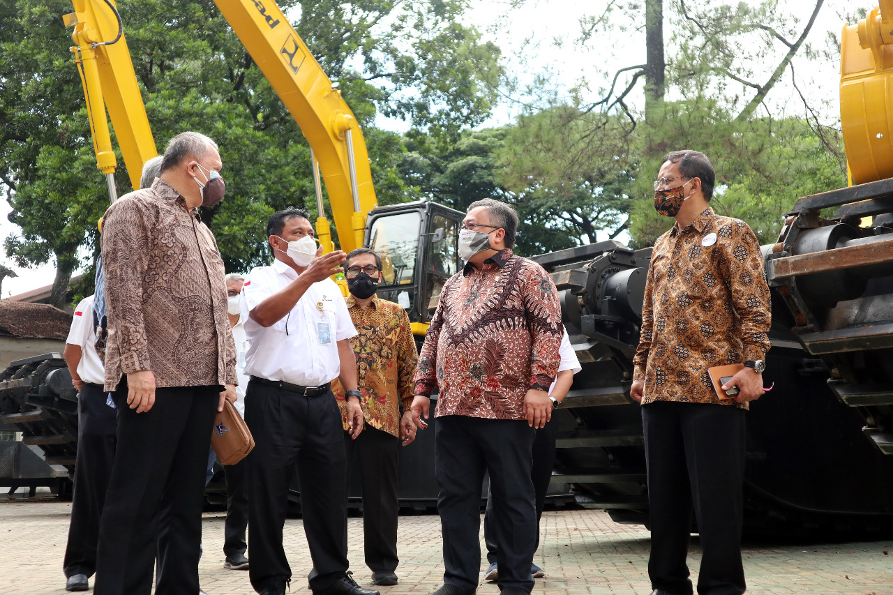 Menristek / Kepala BRIN Tinjau Hasil Litbang Produk Alutsista & Non-Alutsista Pindad