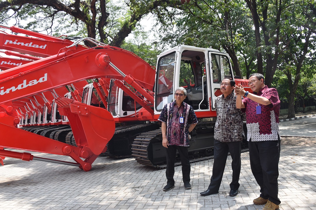 Kunjungi Pindad, BNPB Tertarik Kendaraan Fire Fighting