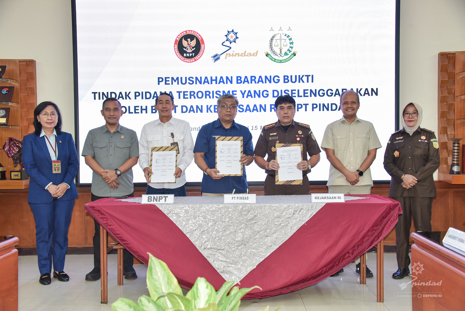 Sinergitas Penanggulangan Terorisme, PT Pindad Dengan BNPT Musnahkan Barang Bukti Terorisme