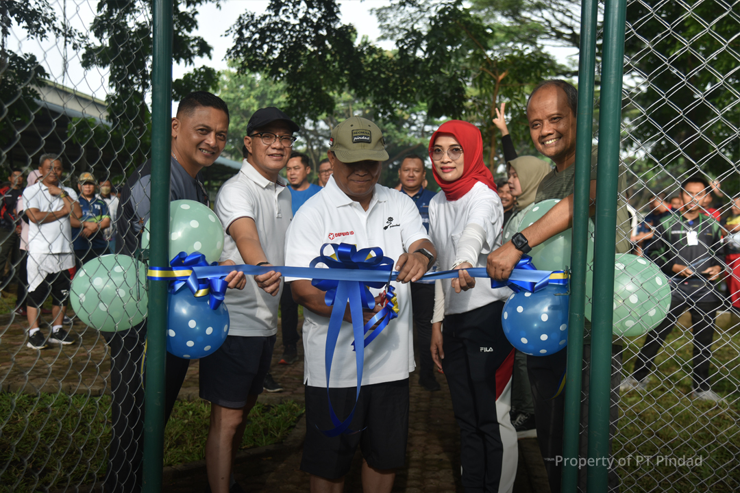 Diiringi Jalan Santai dan Penanaman Pohon Direksi Resmikan Lapang Futsal PT Pindad