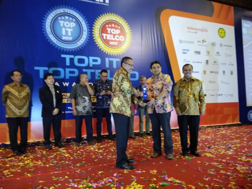 Pindad Raih Penghargaan TOP IT & TELCO 2017 Kategori Bisnis Manufaktur