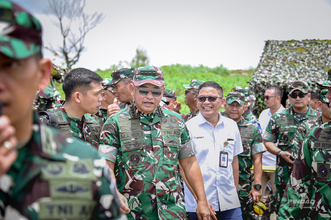 Hadiri Latbakjatrat Arhanud Terintegrasi, Dirkom Pindad Dampingi Kasad Tinjau Kesiapan Alusista