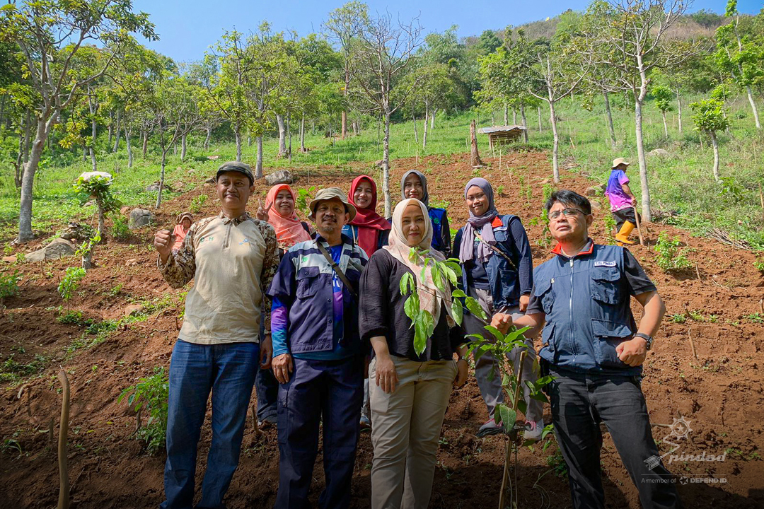 Lestarikan Pohon Endemik, TJSL PT Pindad Bersama DLH Jawa Barat Tanam 200 Pohon