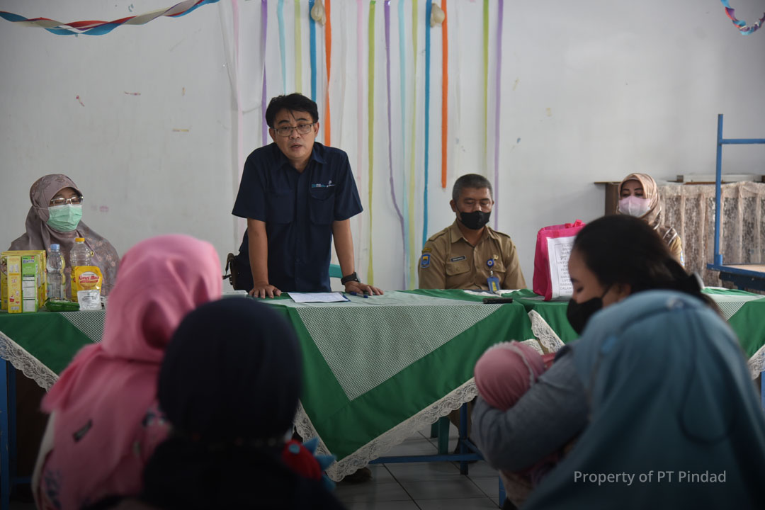 PT Pindad Salurkan Bantuan Pencegahan Stunting di UPTD Puskesmas Babakan Surabaya