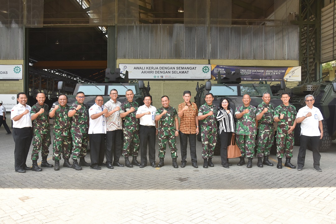 Kunjungi Pindad, Danpussenarhanud Tinjau Komodo Versi Terbaru