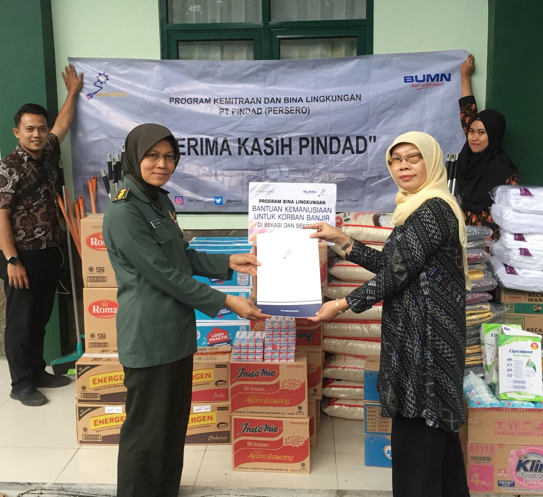 Pindad Serahkan Bantuan Untuk Korban Banjir