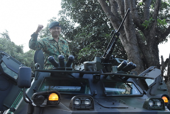 Kasad Brunei Kunjungi Pindad, Kemudikan Anoa dan Jajal Senjata Pindad