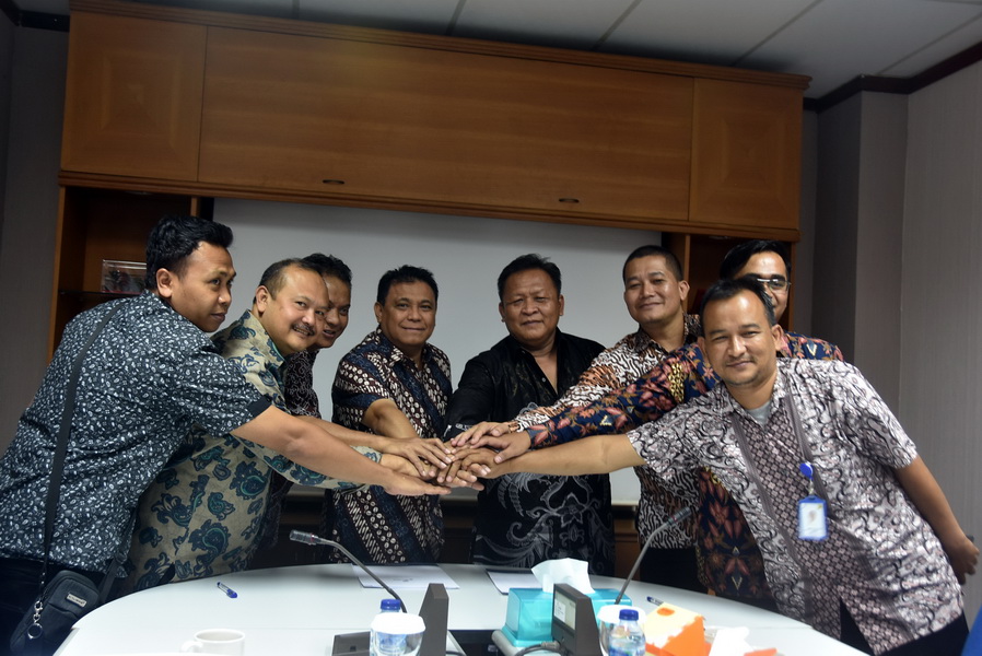 Pindad Tandatangani Kontrak Pengadaan 14 Unit Excava 200