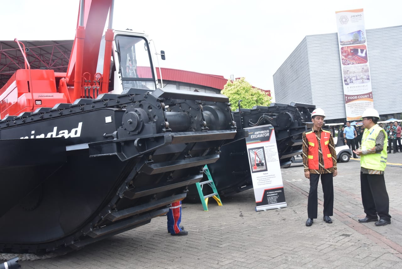 Pindad Luncurkan Produk Alat Berat Excava Amphibious