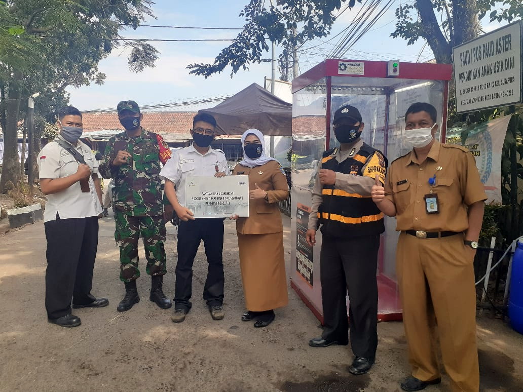Pindad Serahkan Bantuan Bilik Disinfektan dan Wastafel Cuci Tangan Kepada Kelurahan Sukapura