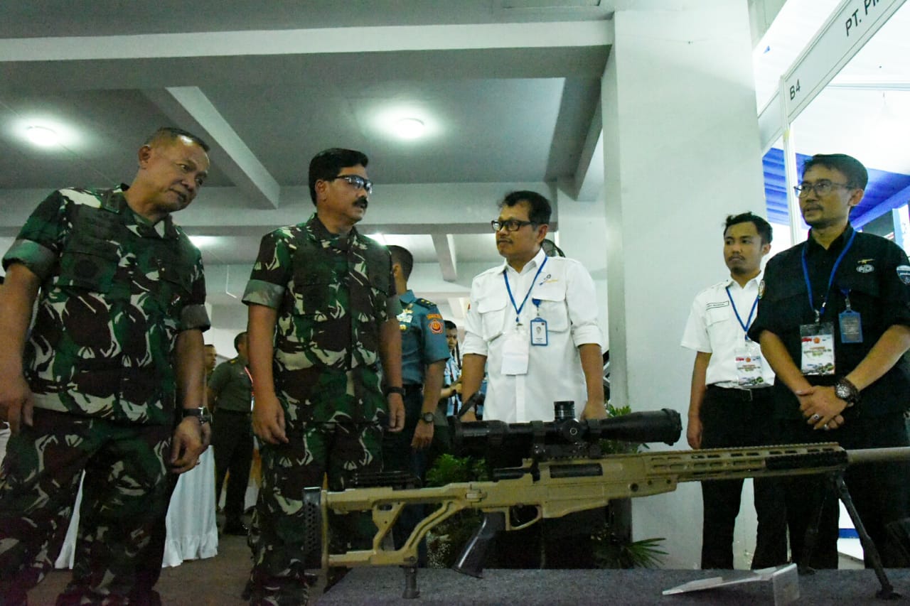Rakorlog, Panglima TNI Tinjau Produk Pindad