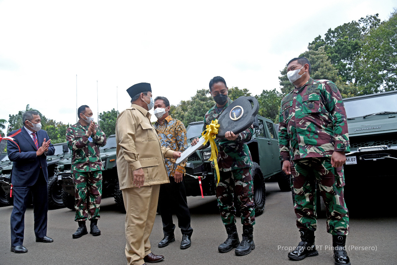 Menhan RI Serahkan 40 Unit Maung ke KASAD Pada Rapim Kemhan 2021