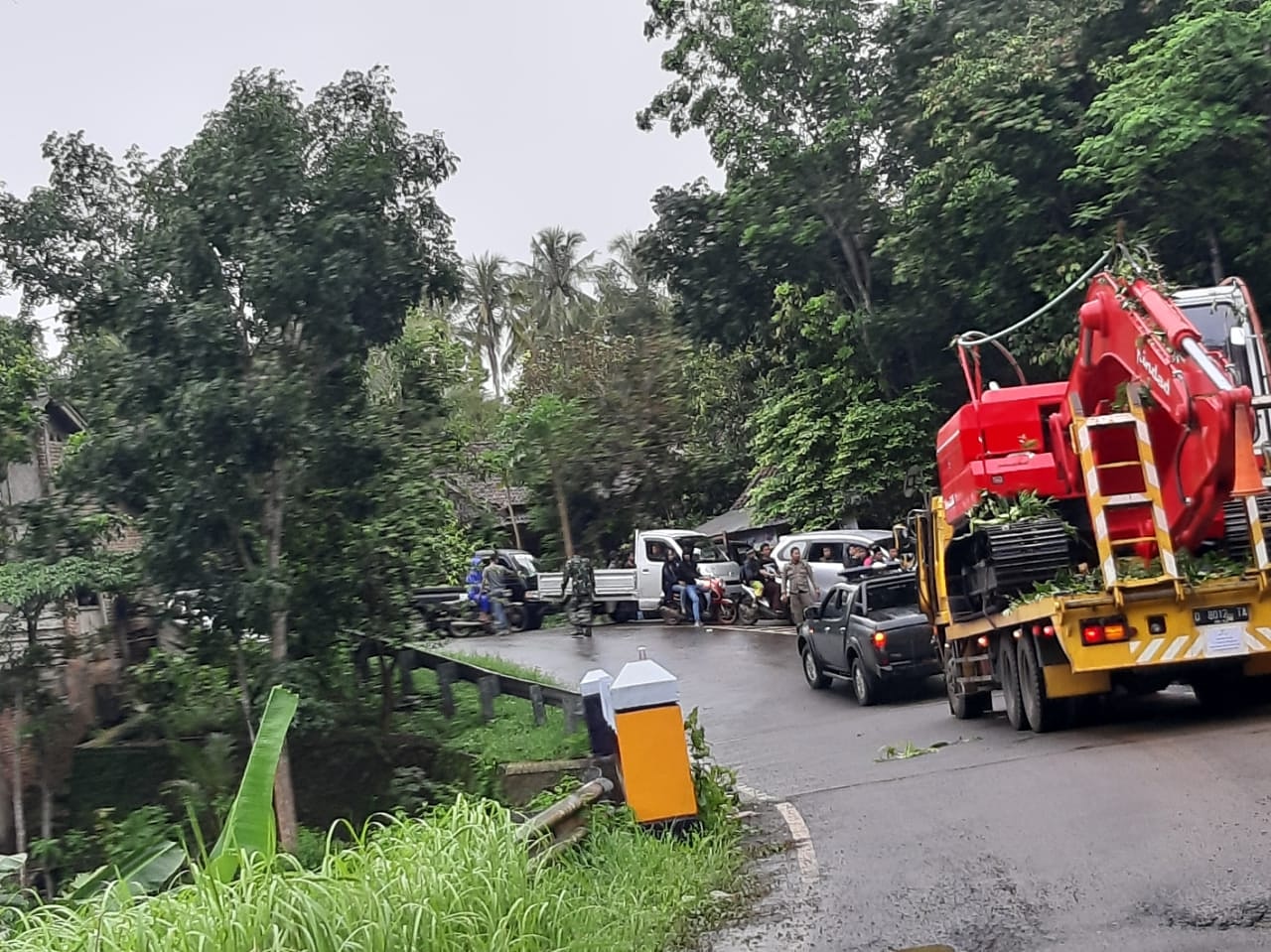 Pindad Kirim Ekskavator Dukung Pemulihan Pasca bencana Tsunami Selat Sunda