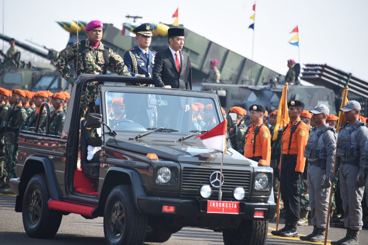 KENDARAAN BUATAN PINDAD RAMAIKAN PARADE ALUTSISTA PERINGATI HUT TNI KE 74