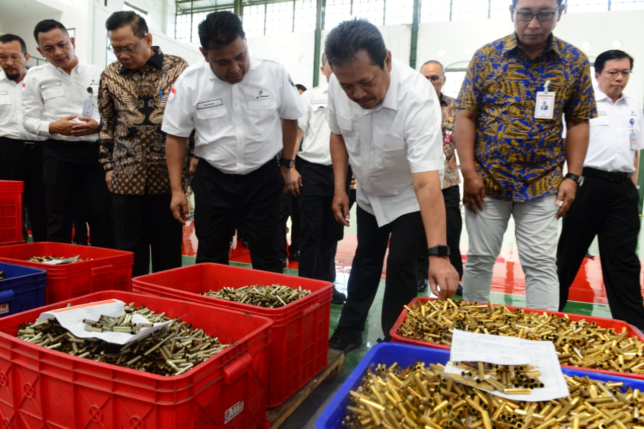 Wamenhan dan Sekjen Kemhan Tinjau Divisi Munisi Pindad