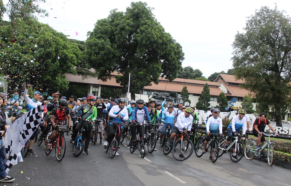 Kick Off HUT Ke-41 Pindad, Direksi Ikuti Gowes Munggahan & Serahkan Bantuan Pada Panti Asuhan