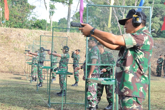 Latihan Menembak Pistol Eksklusif di PT Pindad (Persero)
