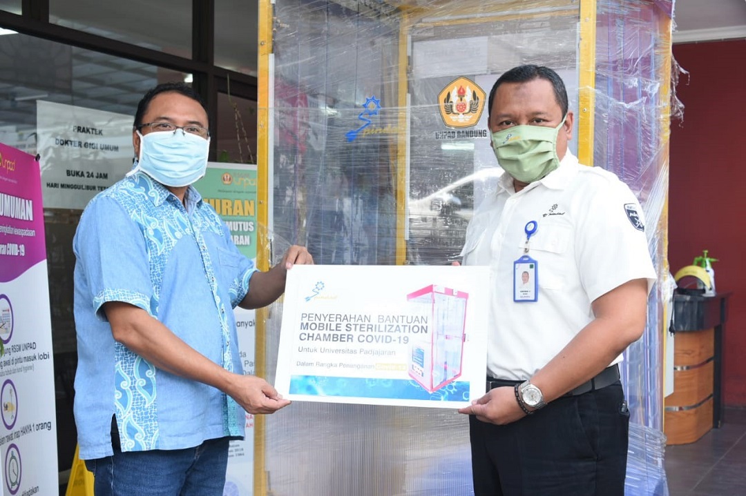 Pindad Serahkan Bantuan Mobile Sterilization Chamber Kepada RSGM Unpad