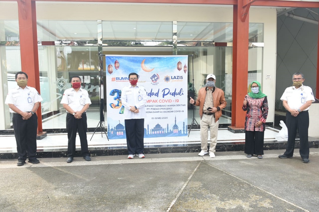 Pindad Salurkan 1.325 Paket Sembako Untuk Warga Sekitar Terdampak Covid-19