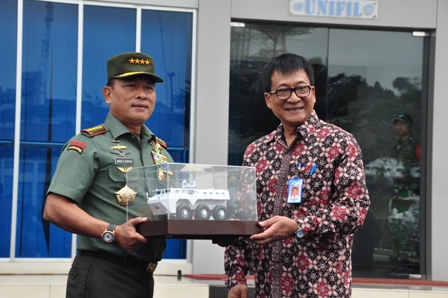 SERAH TERIMA PANSER ANOA KE PANGLIMA TNI
